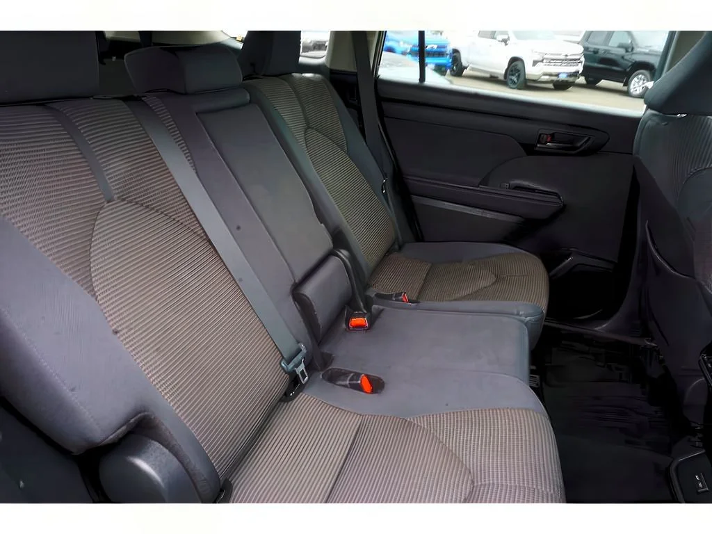 2024 Toyota Highlander LE - Photo 26