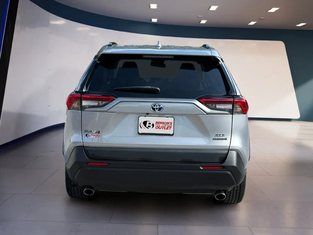Used 2022 Silver Toyota XLE Premium image 4