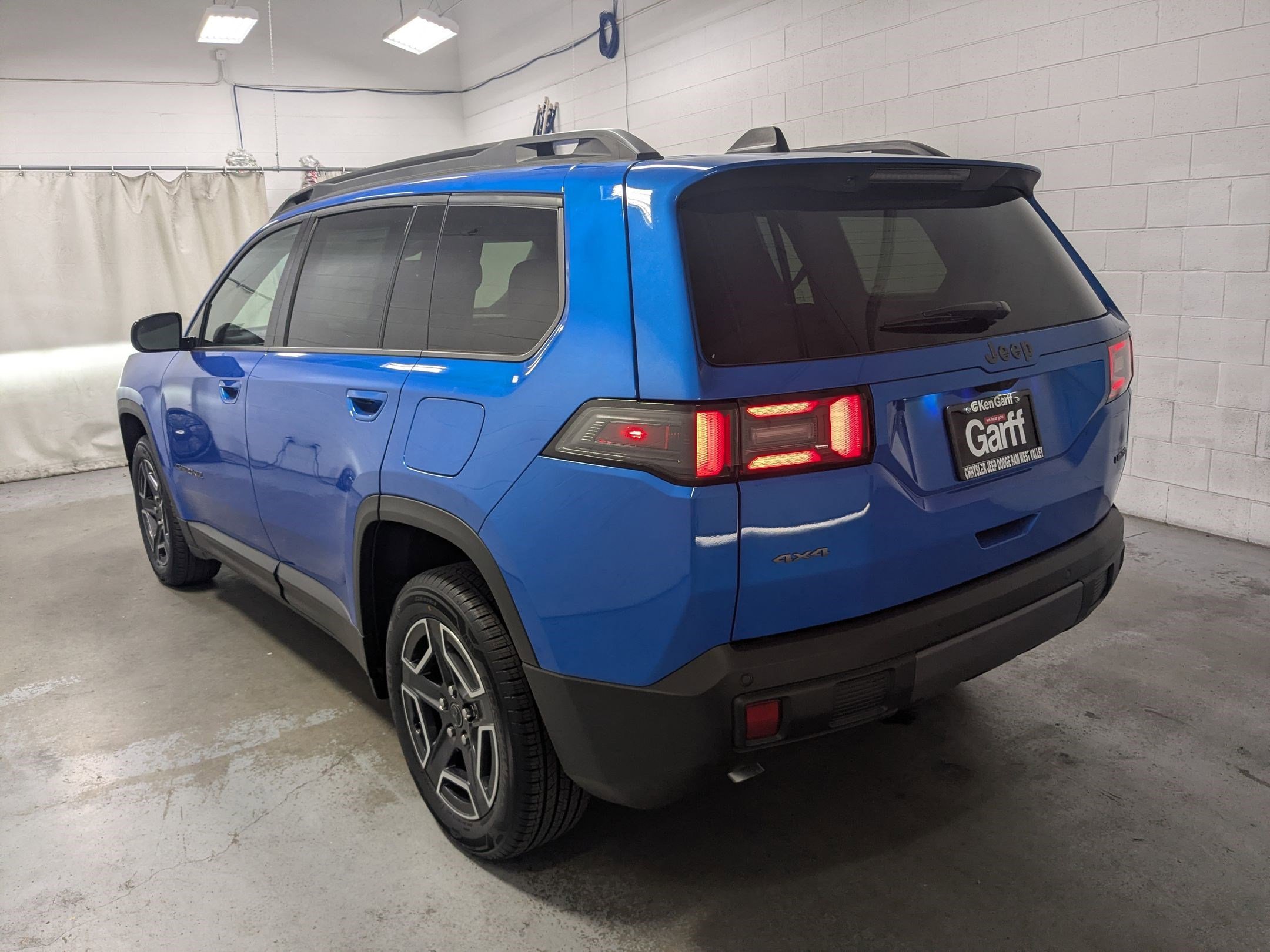 New 2026 Hydro Blue Pearl-Coat Exterior Paint Jeep Limited image 7