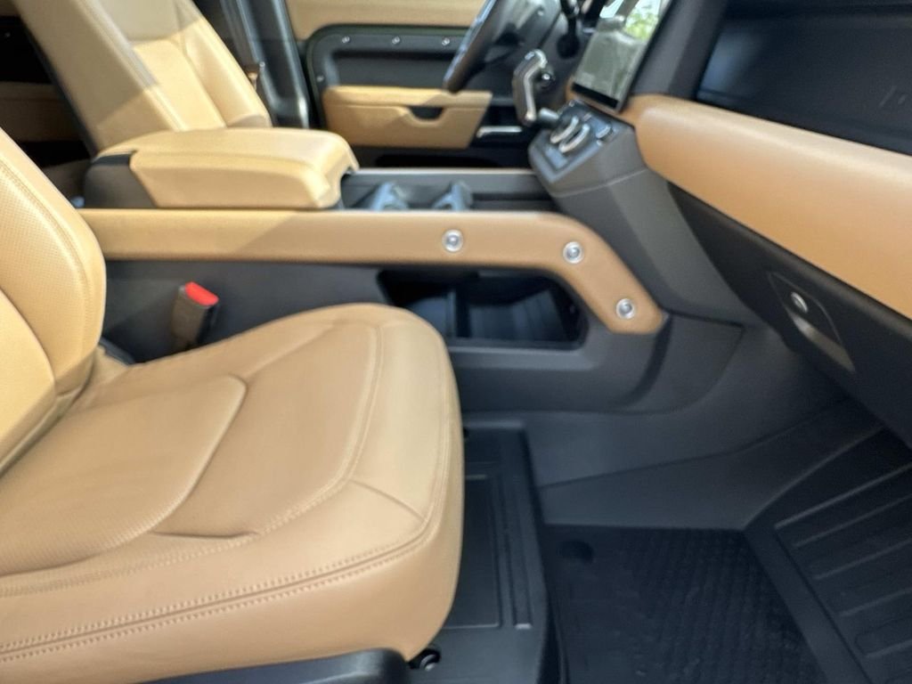 New 2026 Woolstone Green Land Rover X-Dynamic SE image 7