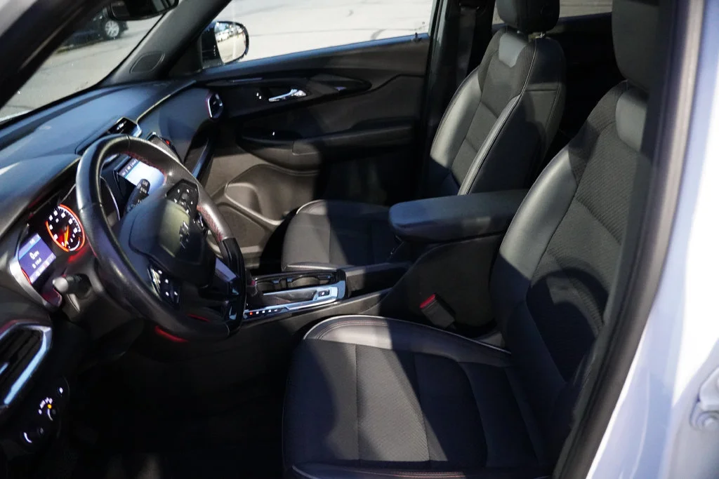 Used 2021 Summit White Chevrolet RS image 4