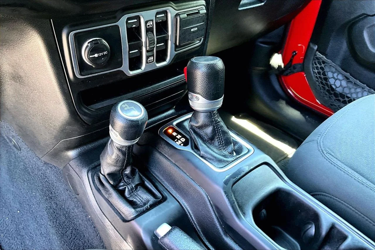 Used 2023 Red Jeep Sport S image 29