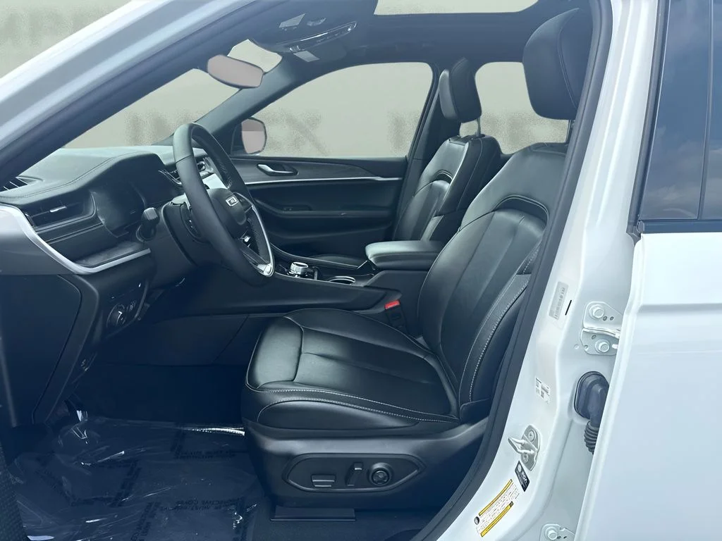 Used 2024 White Jeep 4xe image 6
