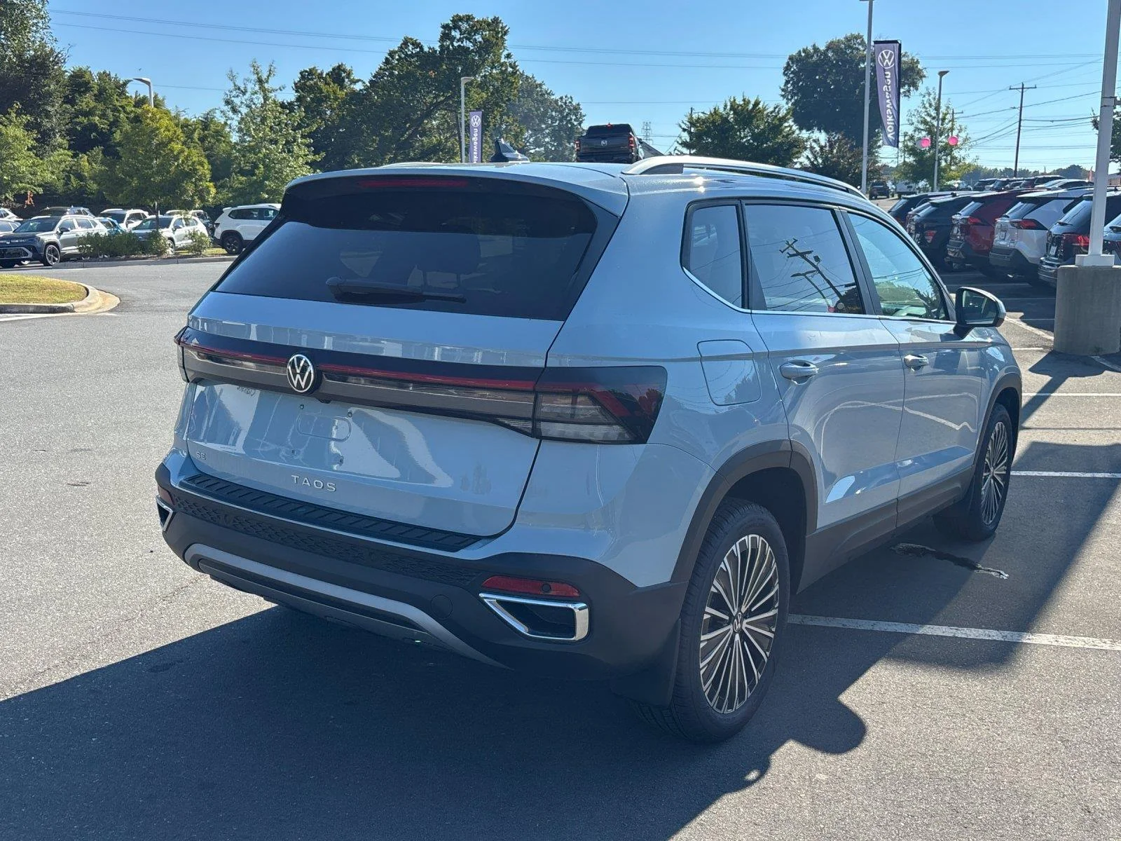 New 2027 Monument Gray Volkswagen SE image 5