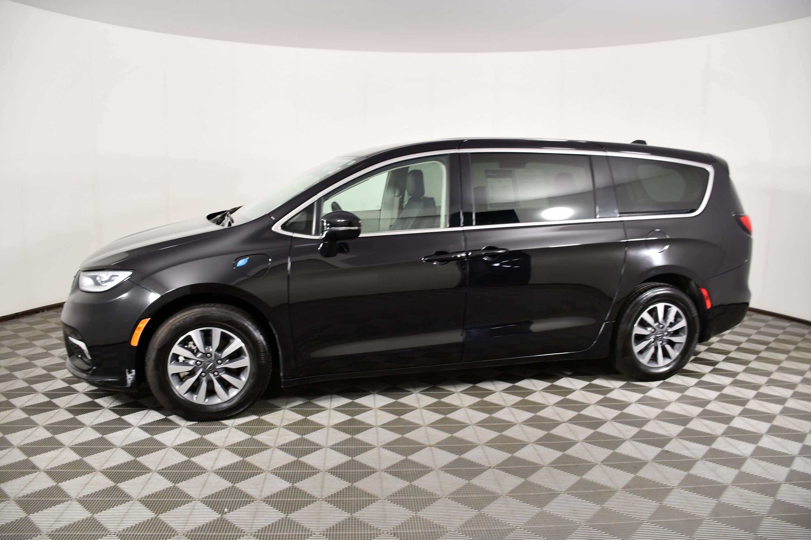 Used 2024 Diamond Black Crystal Pearlcoat Chrysler Hybrid Select image 9