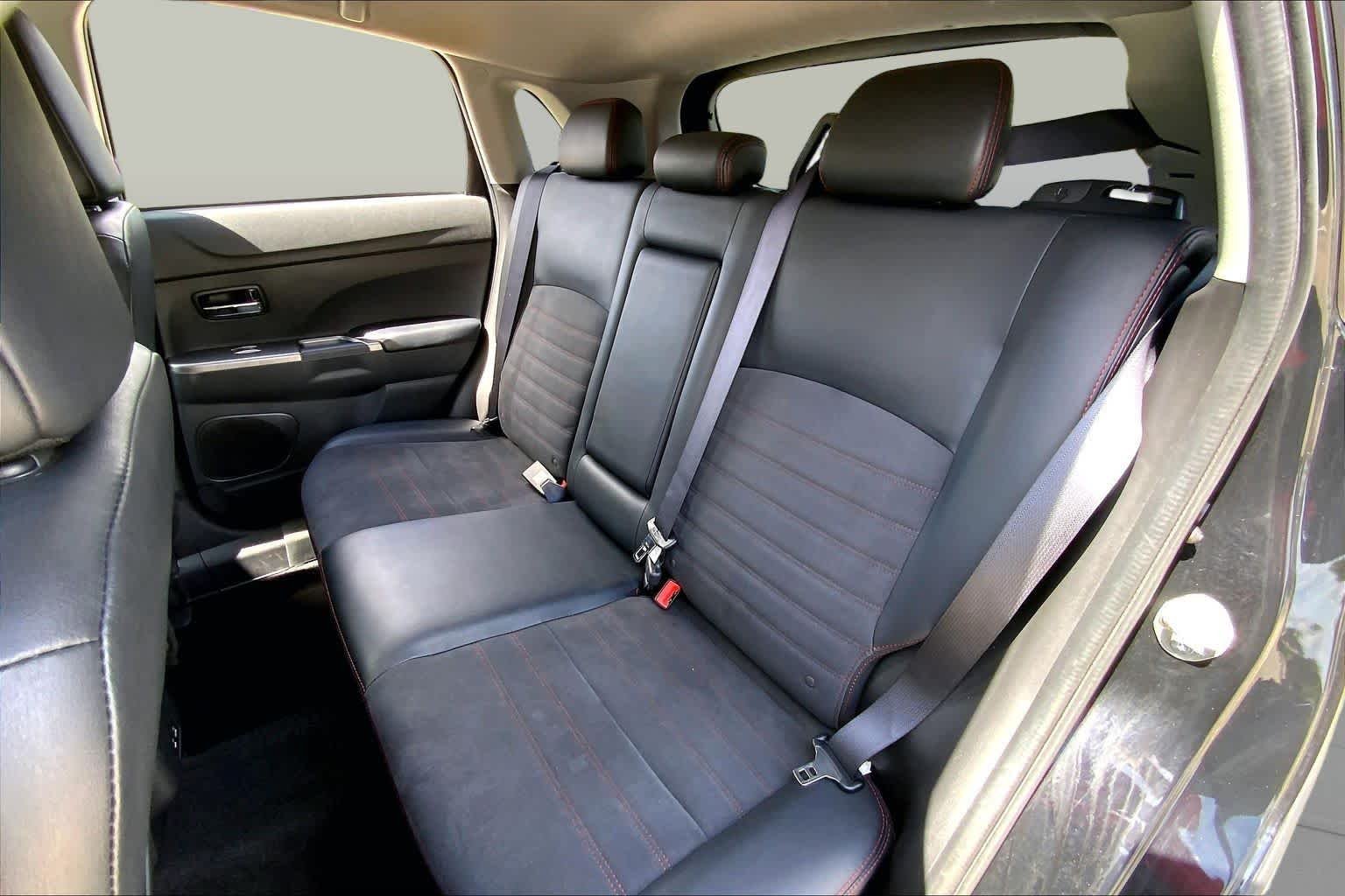 Used 2024 Labrador Black Pearl Mitsubishi SE image 20