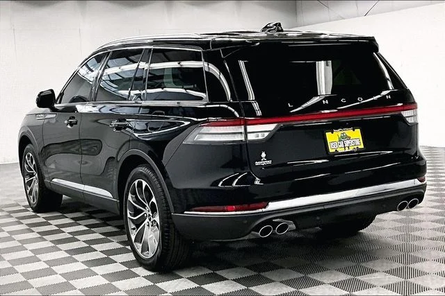 Used 2025 Infinite Black Metallic Clearcoat Lincoln Reserve image 3