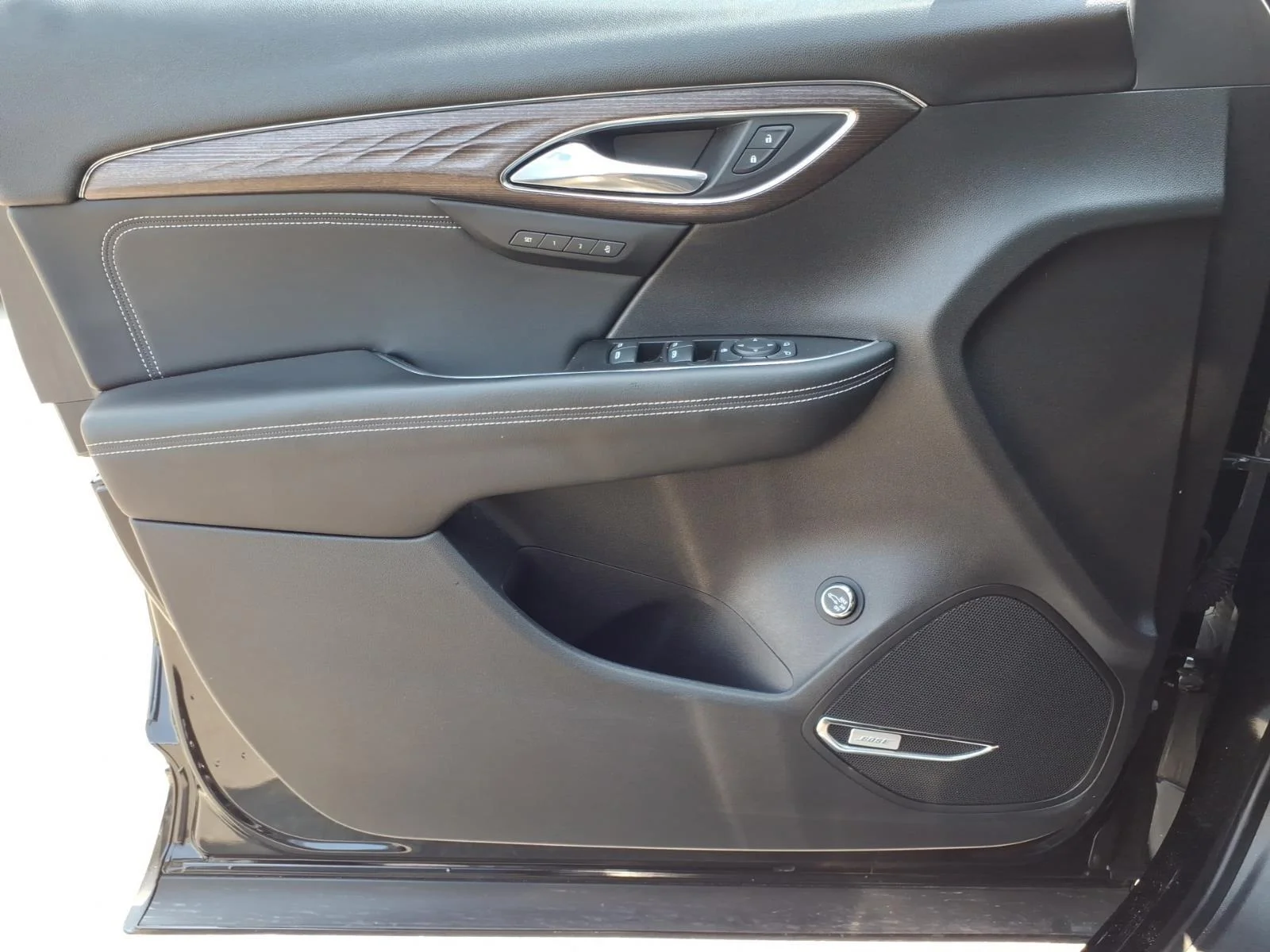 Used 2023 Ebony Twilight Metallic Buick Avenir image 30