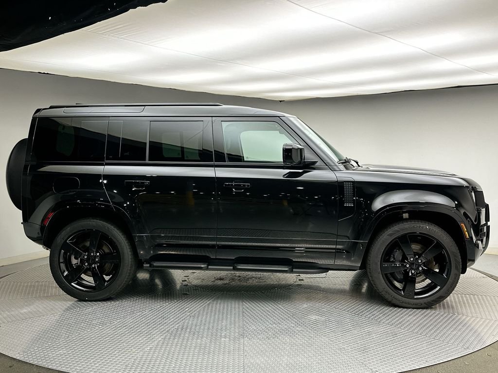 New 2026 Santorini Black Land Rover X-Dynamic SE image 4
