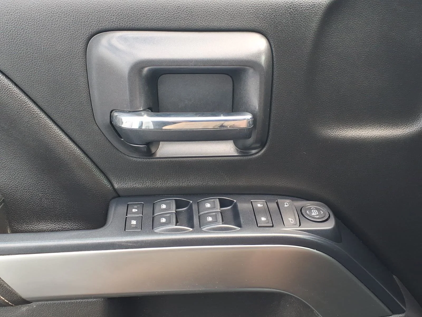 Used 2018 Summit White Chevrolet LT image 21