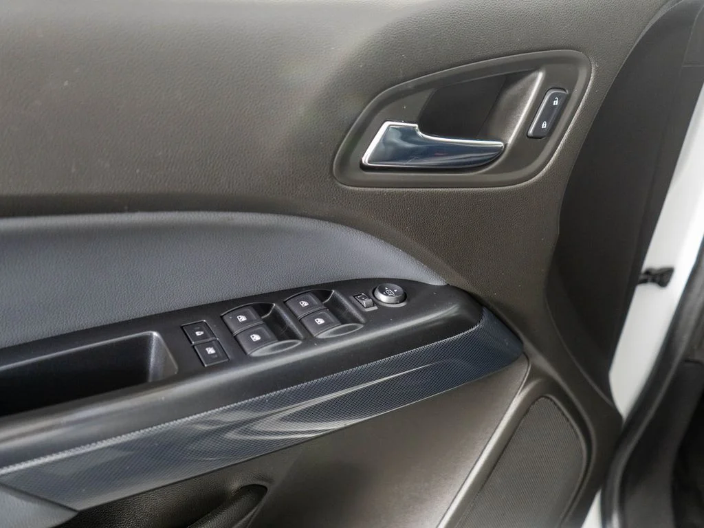 Used 2015 White Chevrolet Z71 image 24