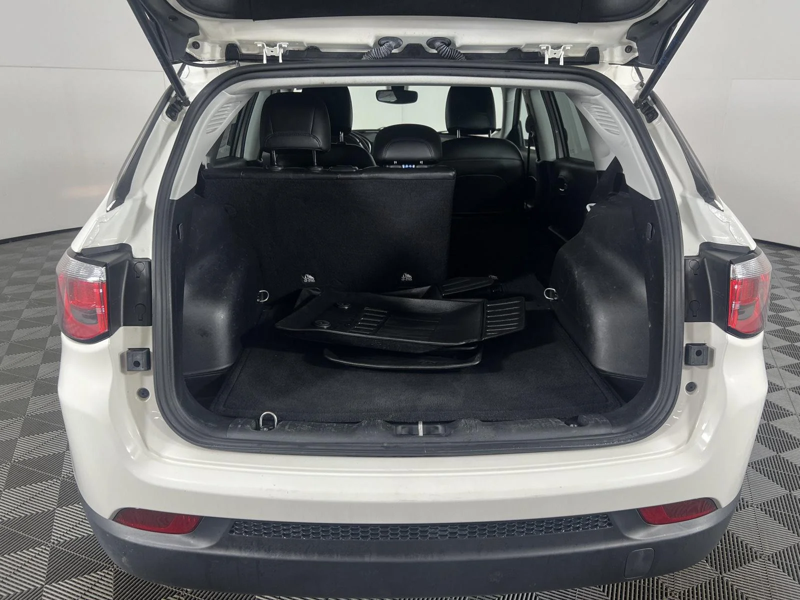 Used 2020 White Clearcoat Jeep Latitude image 23