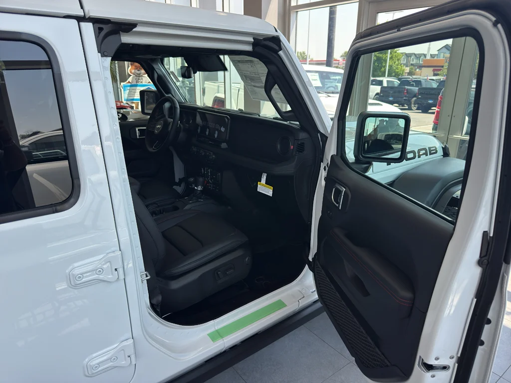 New 2026 Bright White Clear-Coat Exterior Paint Jeep Moab 392 image 4