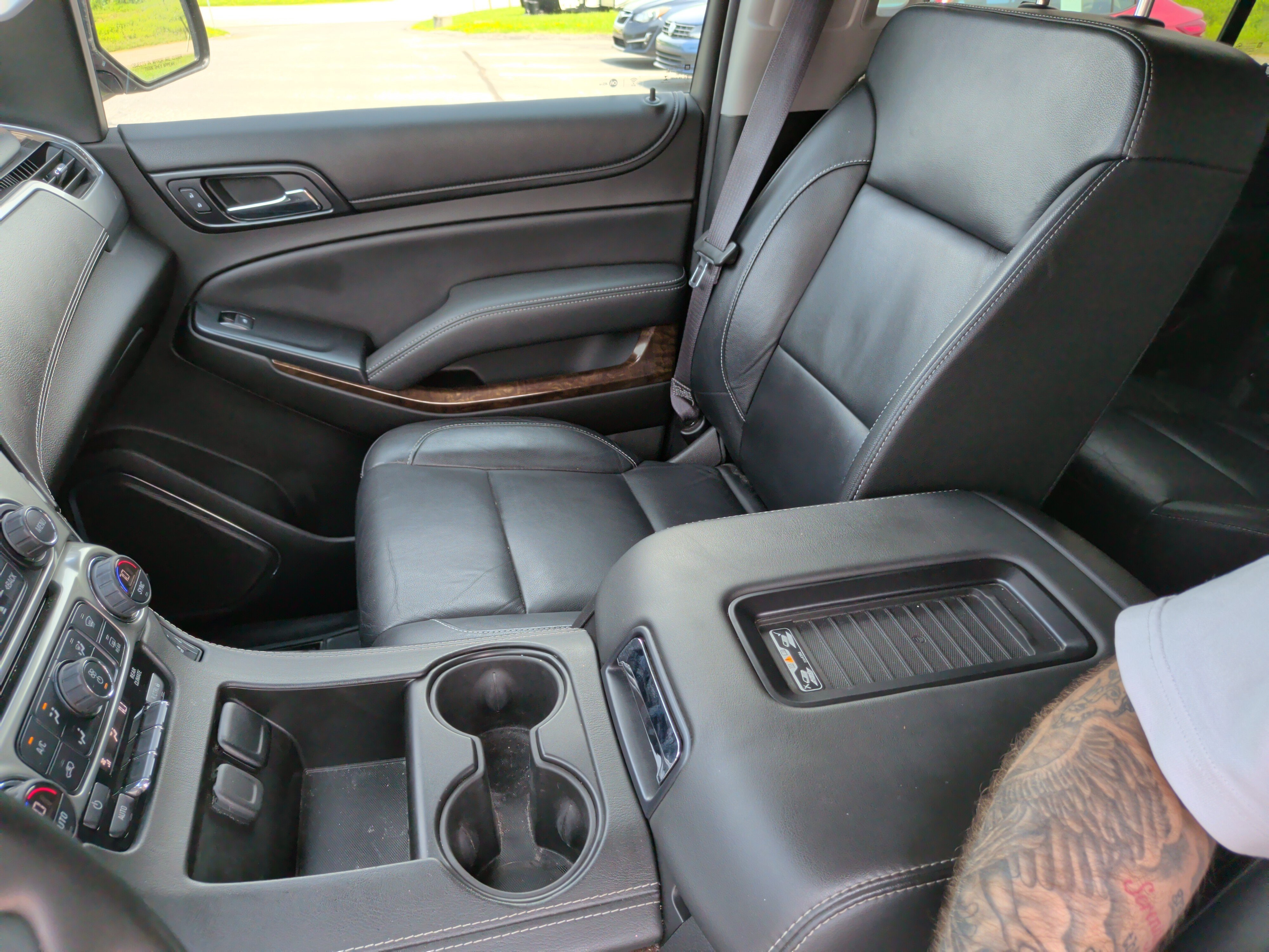 2017 Chevrolet Suburban LT - Photo 9