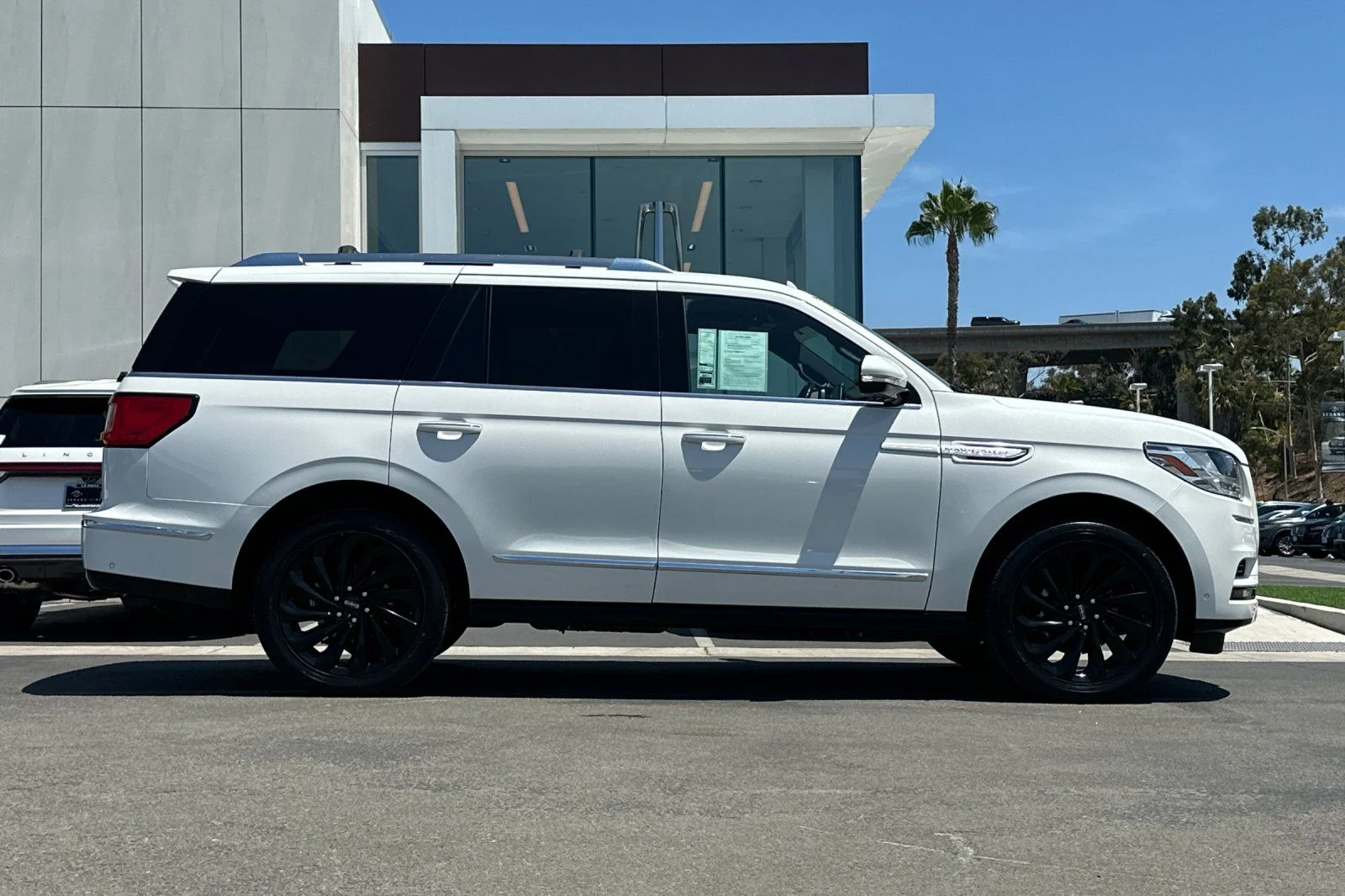 Used 2021 White Lincoln Reserve image 2