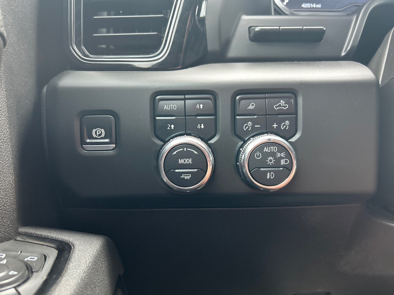 Used 2025 Summit White GMC AT4 image 15