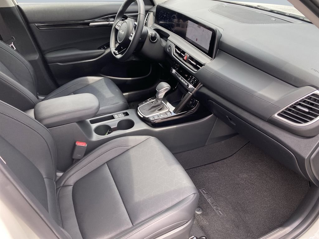 Used 2026 Clear White/Black Roof Kia SX image 33