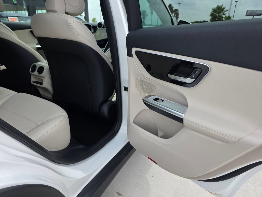 New 2026 Polar White Mercedes-Benz GLC 300 image 43