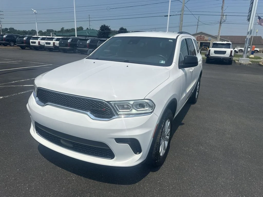 Used 2023 White Dodge SXT image 4