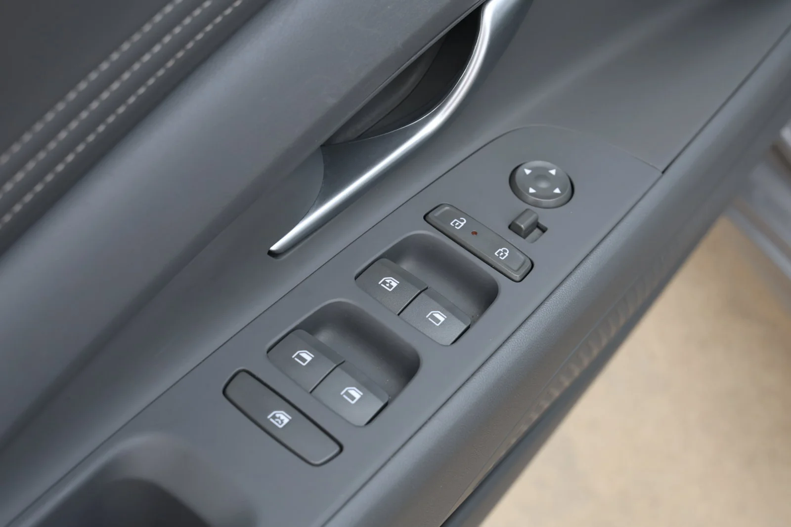 Used 2025 Silver Hyundai SEL Convenience image 29