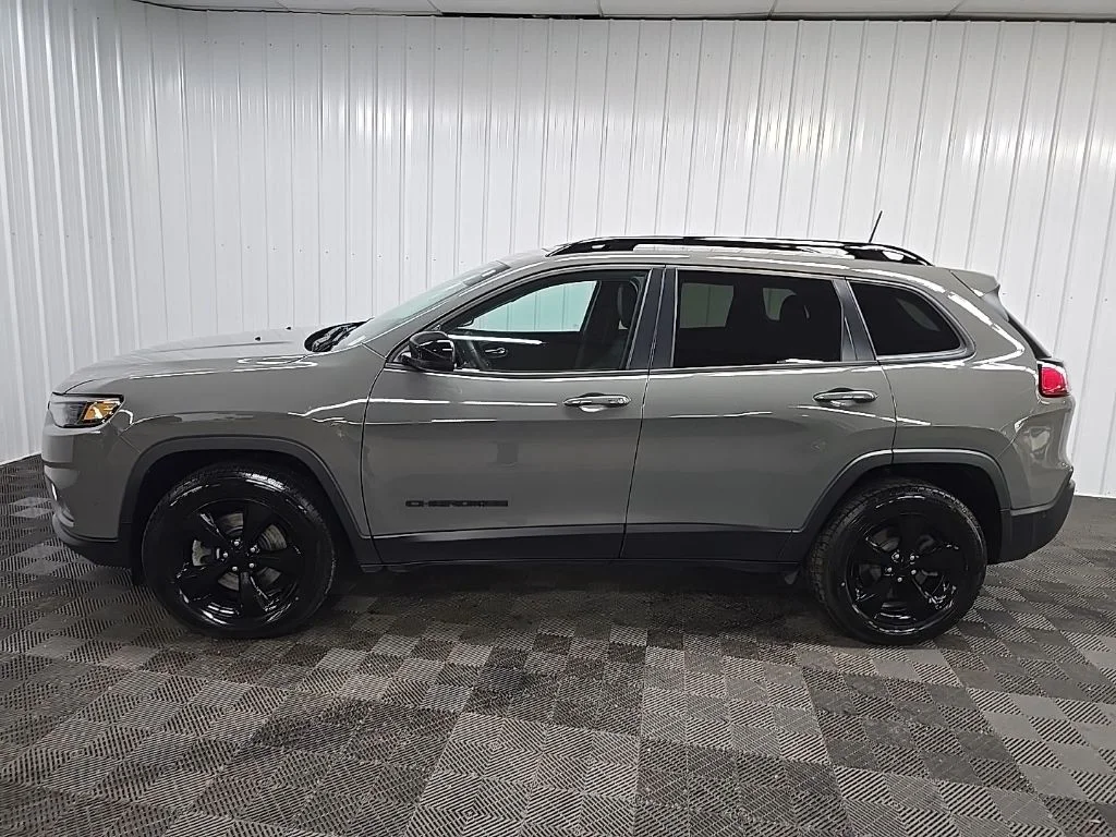 Used 2023 Gray Jeep Altitude image 5