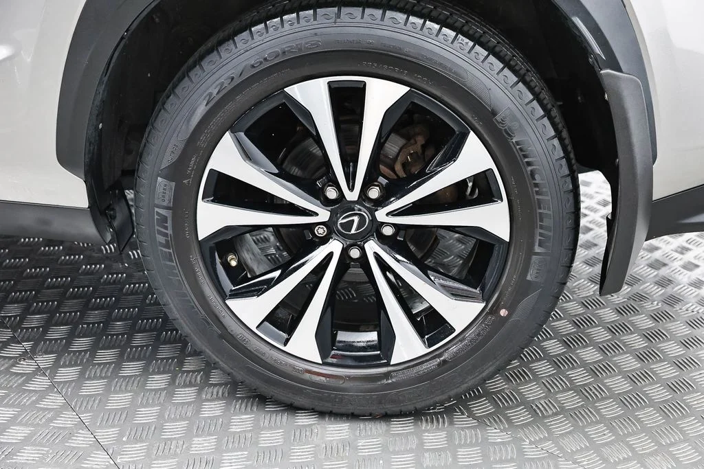 Used 2018  Lexus  image 30