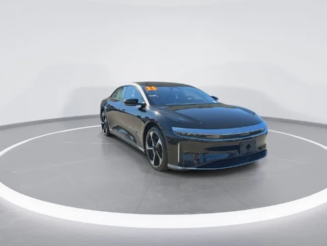 Used 2025 Black Lucid Touring image 2