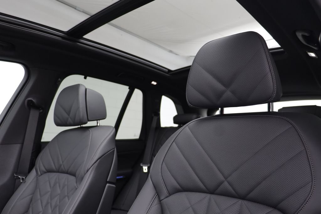 New 2026 Black Sapphire Metallic BMW xDrive50e image 14