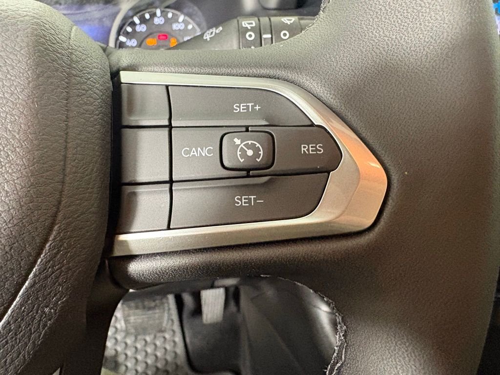 New 2026 Diamond Black Crystal Pearl-Coat Exterior Paint Jeep Latitude image 24
