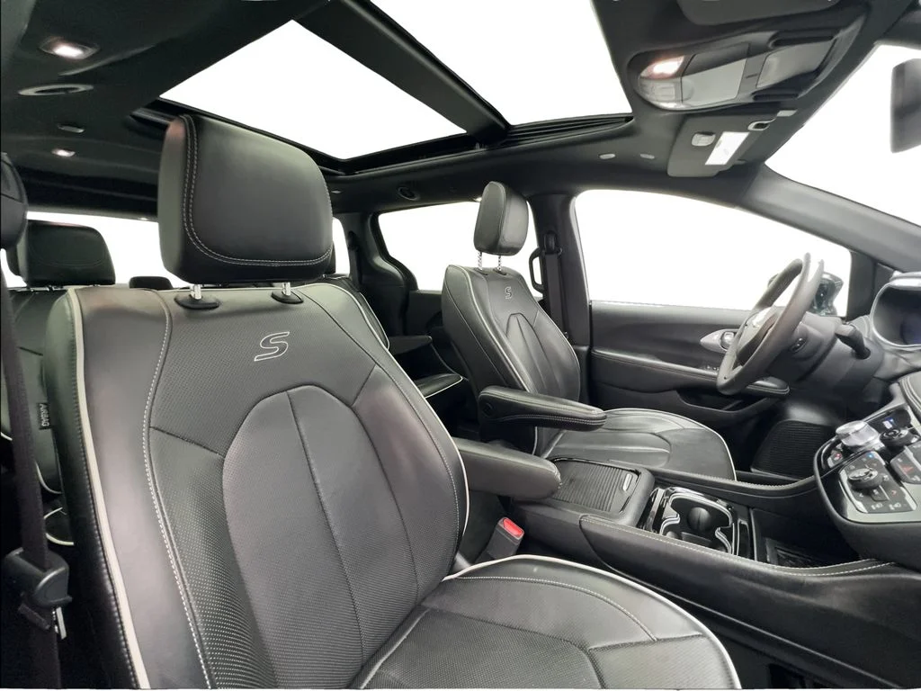 Used 2025 Black Chrysler Limited image 28