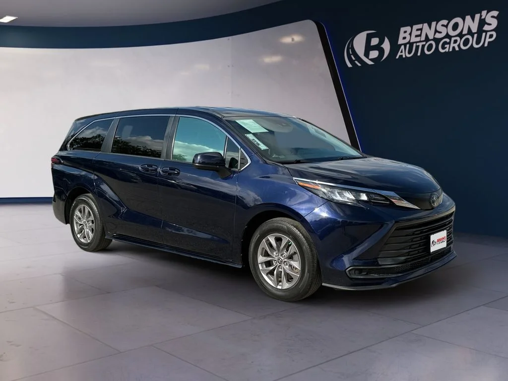 Used 2022  Toyota LE image 7