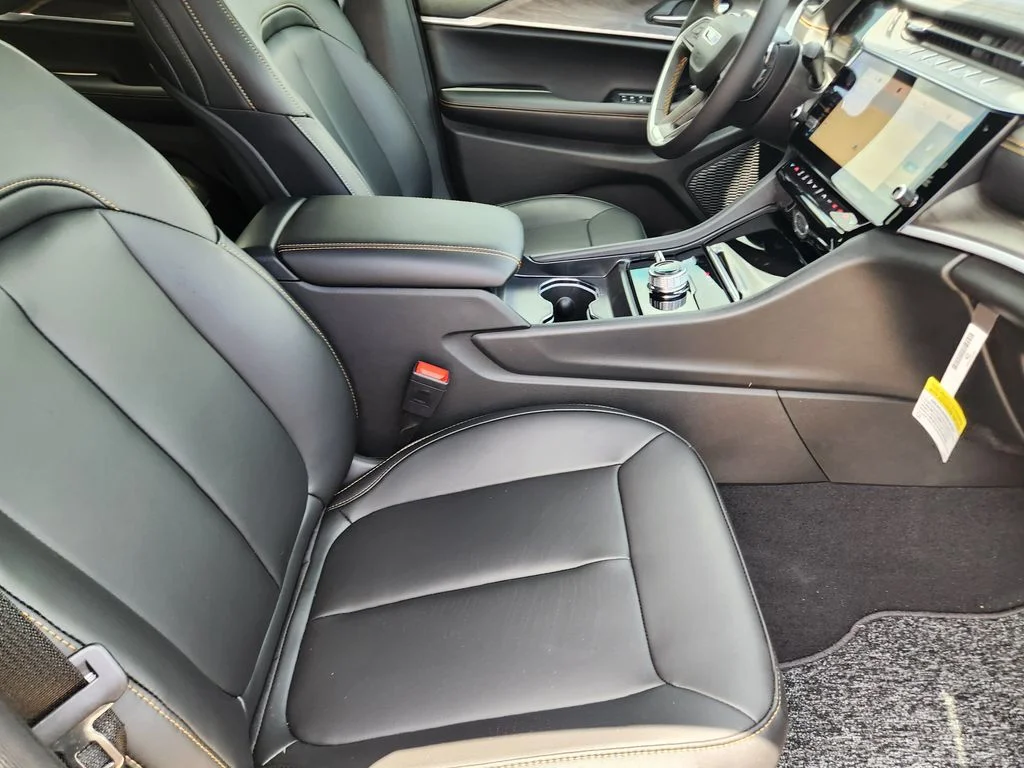 New 2026 Diamond Black Crystal Pearl-Coat Exterior Paint Jeep  image 9