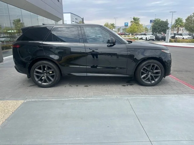 Used 2023 Black Land Rover SE Dynamic image 4