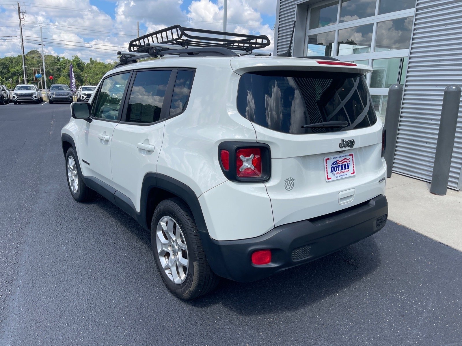 Used 2018 Alpine White Jeep Latitude image 12