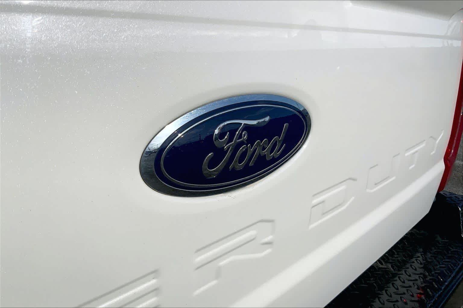 Used 2024 Star White Metallic Tri-Coat Ford F-250 Pickup LARIAT image 10