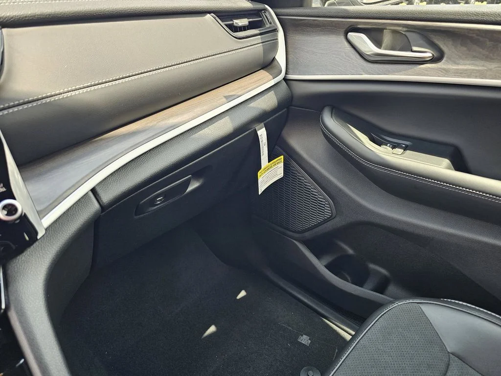 New 2026 Silver Zynith Exterior Paint Jeep Altitude image 26