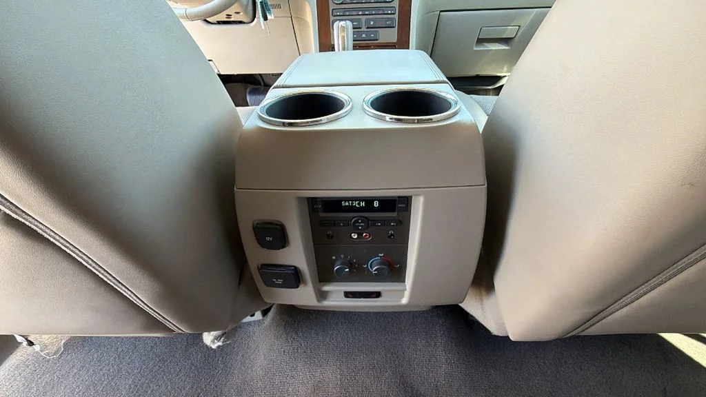 Used 2014 White Platinum Clearcoat Metallic Lincoln Base image 25