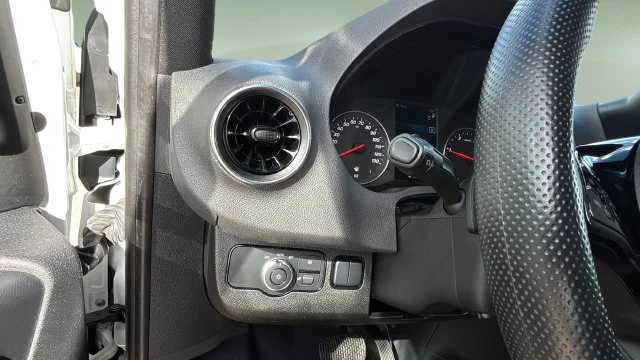 Used 2025  Mercedes-Benz NA image 28