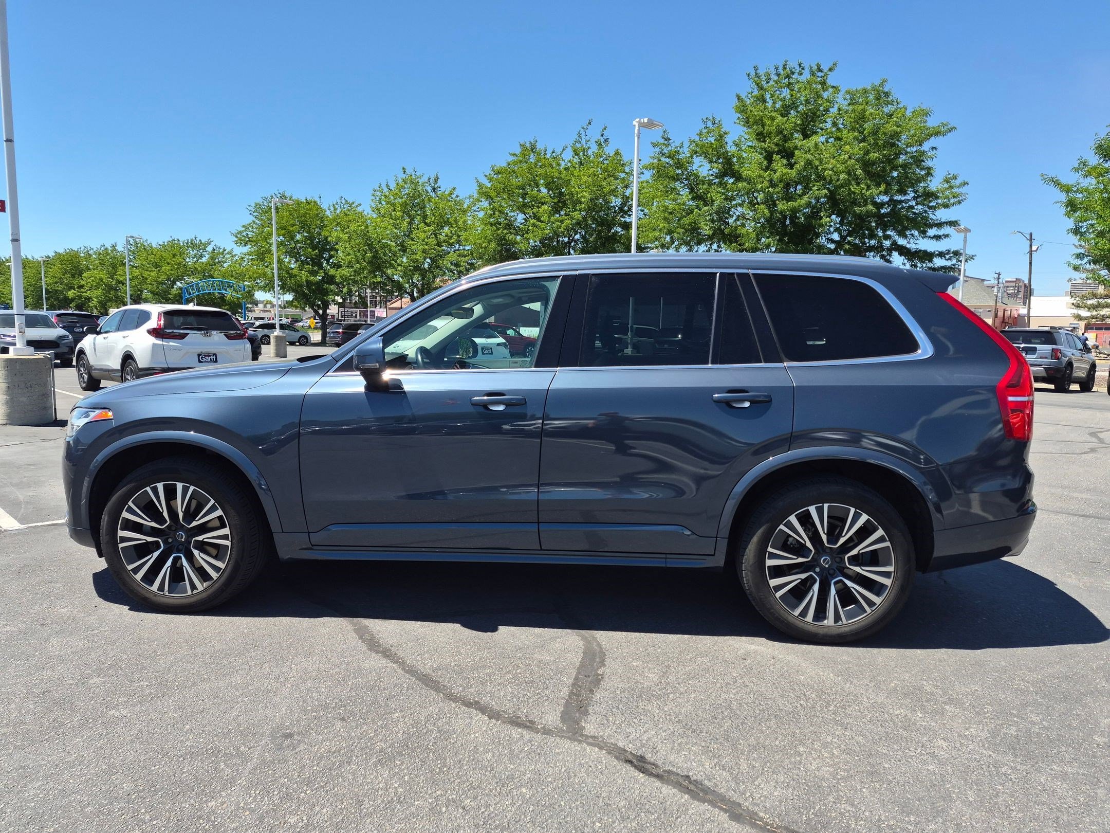 Used 2021 Denim Blue Metallic Volvo Momentum image 7