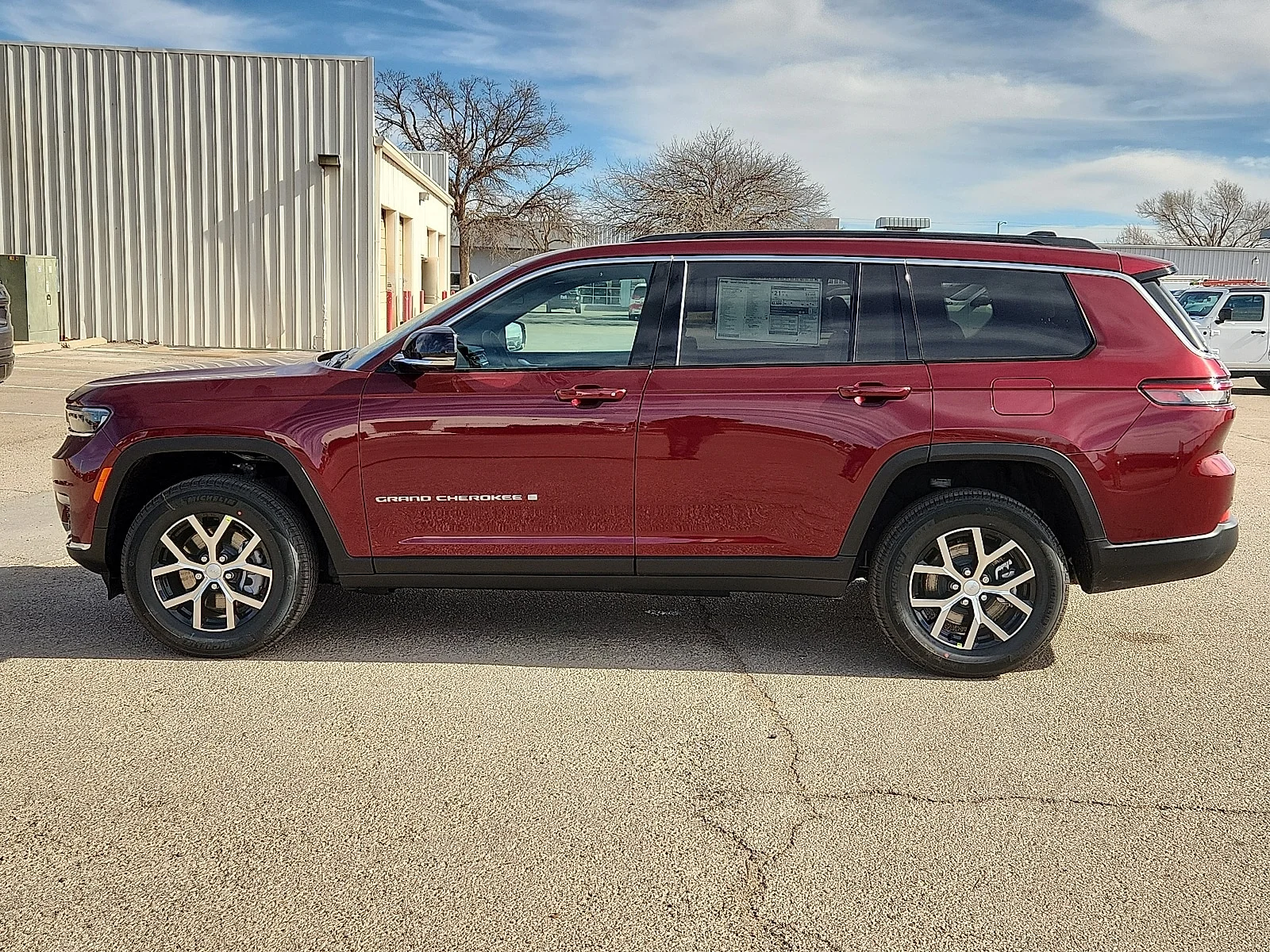 New 2025 Velvet Red Pearl-Coat  Paint Jeep L LIMITED 4X4 image 2