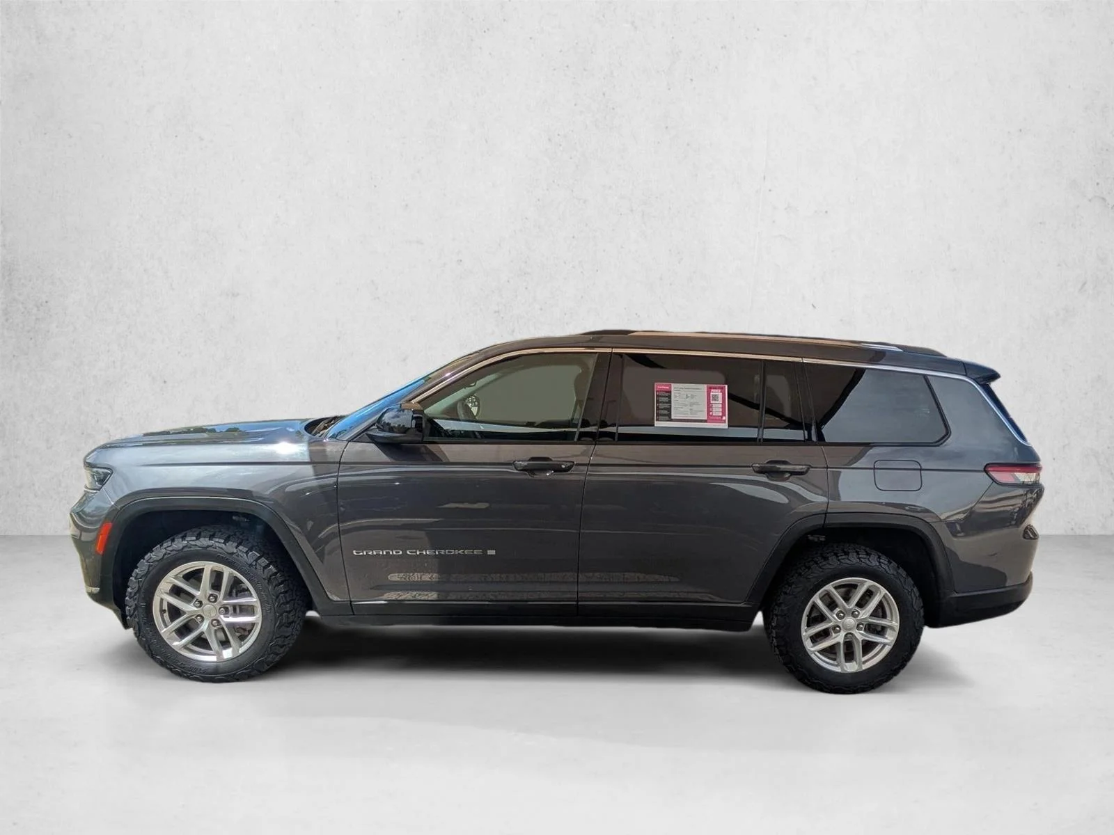 Used 2023 Baltic Gray Metallic Clearcoat Jeep Laredo image 8