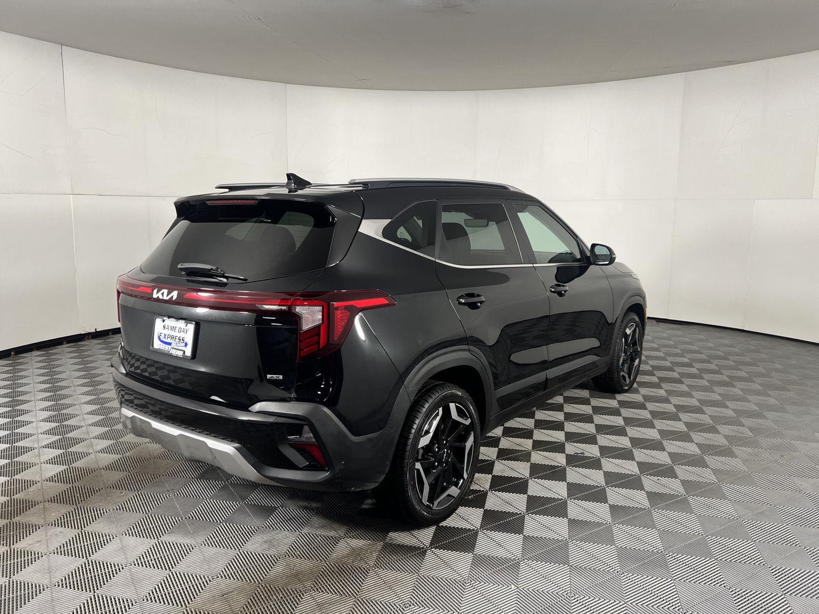 Used 2024 Fusion Black Kia SX image 10