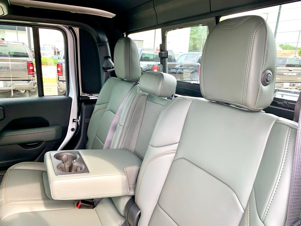 Used 2024 Silver Jeep Mojave image 17