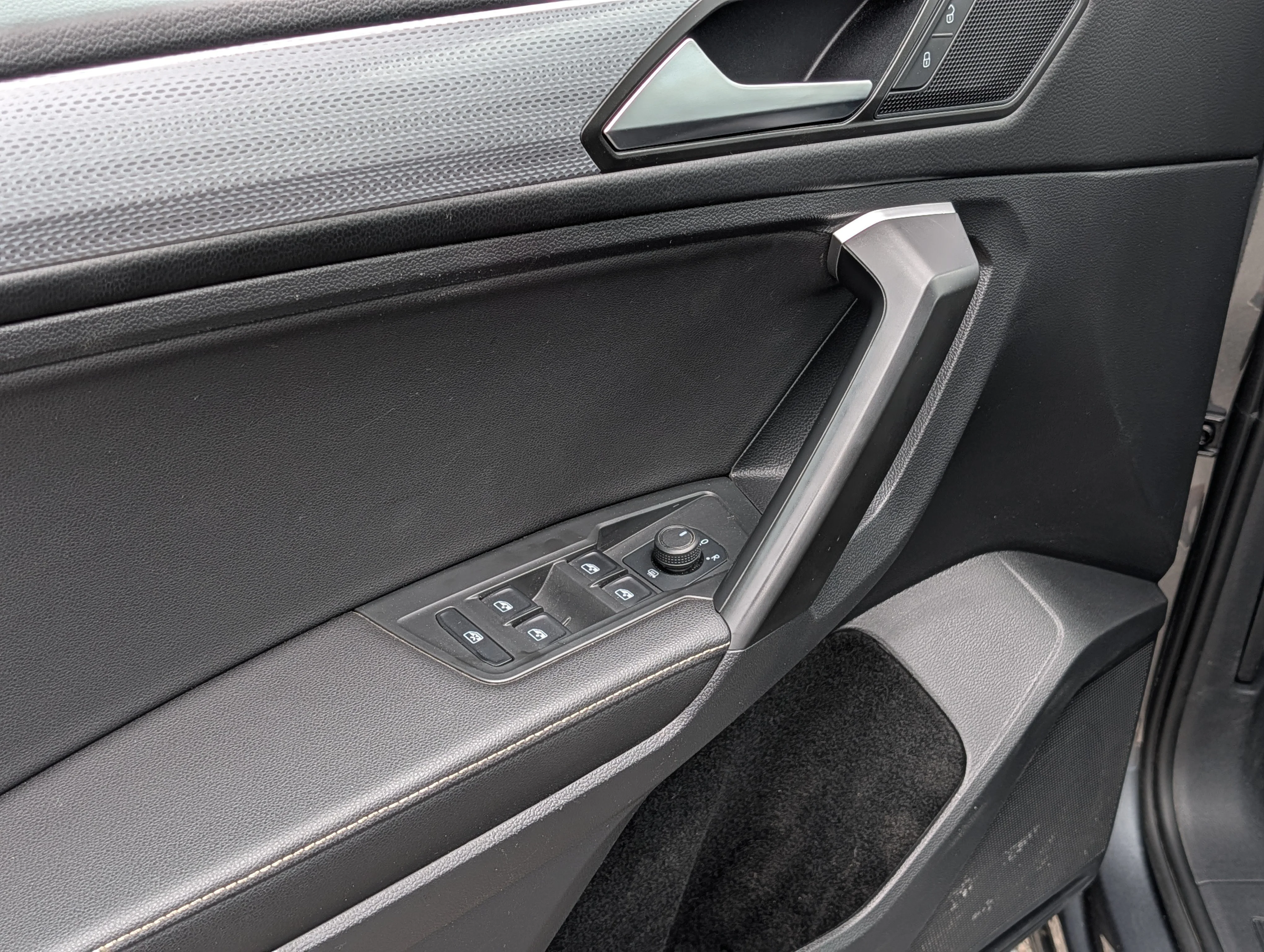 Certified Used 2023 Platinum Gray Metallic Volkswagen S image 19
