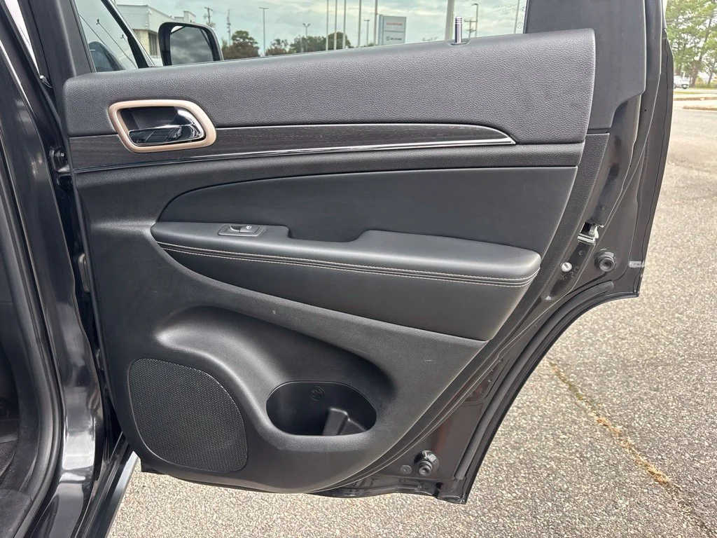 Used 2015 Black Jeep Limited image 32