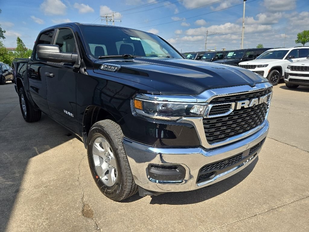 New 2026 Diamond Black Crystal Pearl-Coat Exterior Paint RAM Tradesman image 14