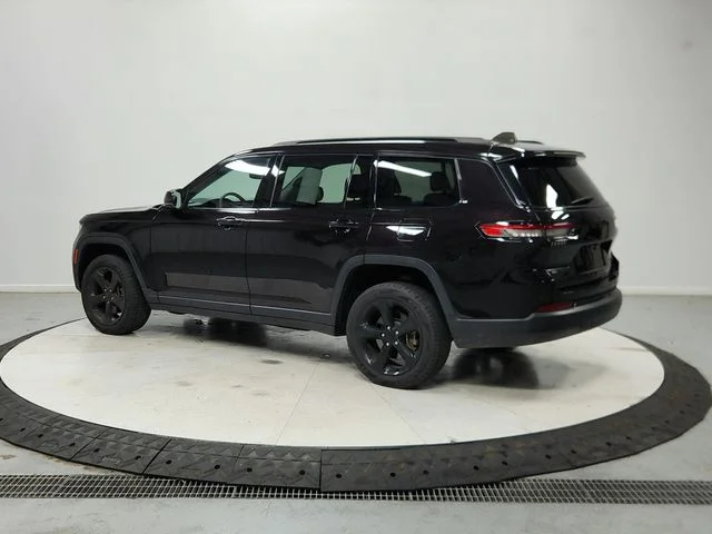 Used 2023  Jeep Limited image 6