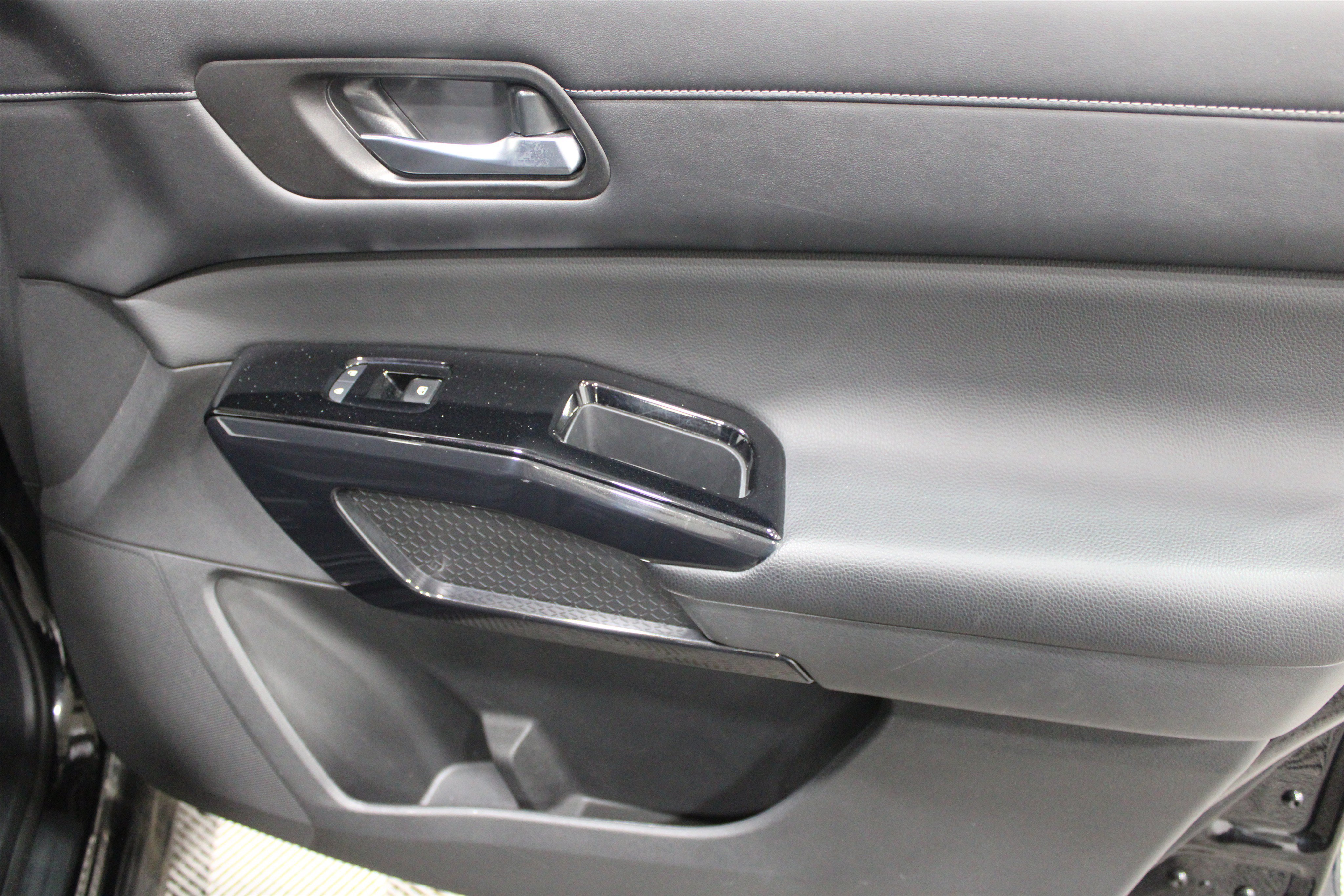 Used 2022 Super Black Nissan SV image 27