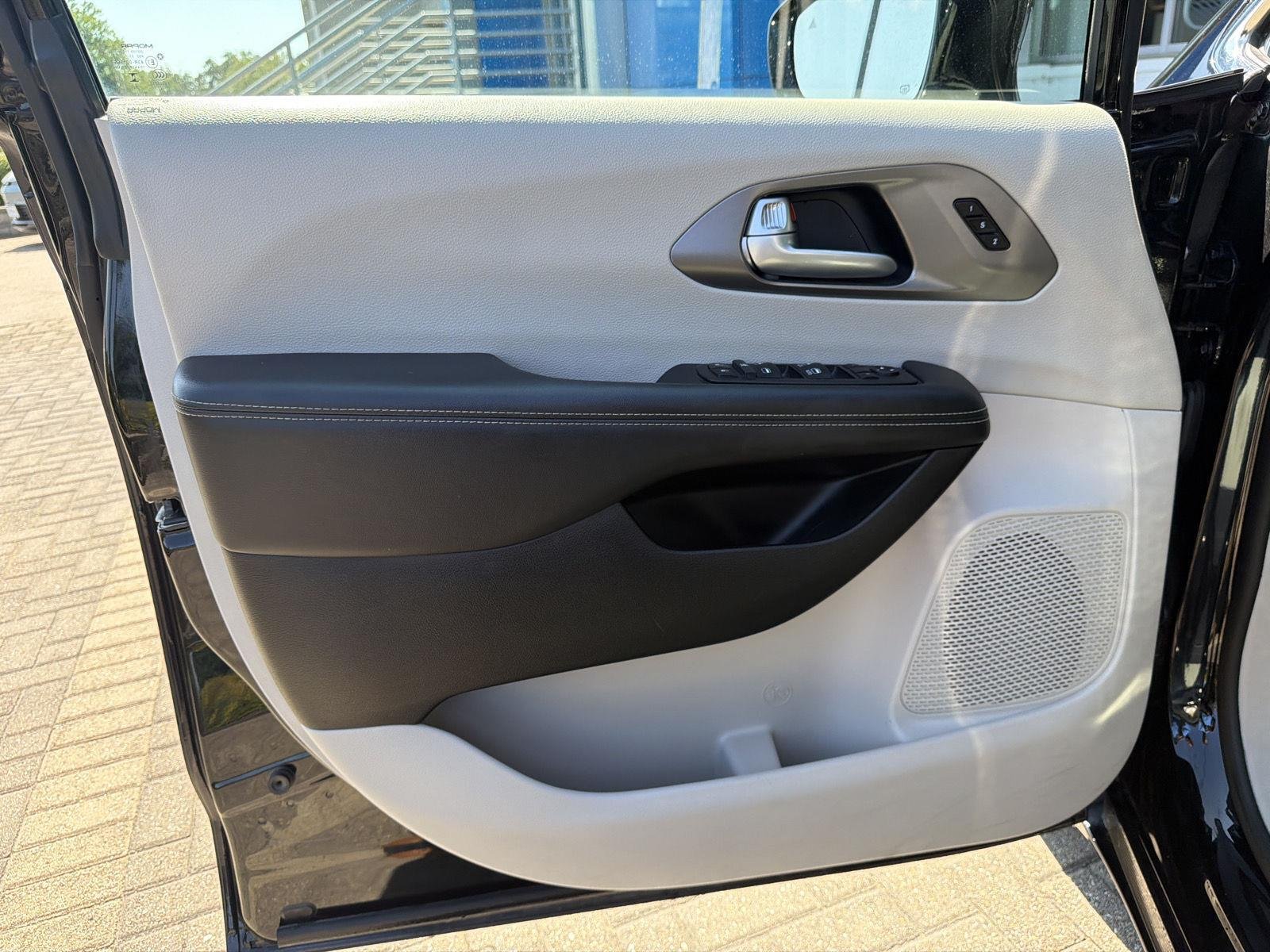 2024 Chrysler Pacifica Touring L - Photo 12
