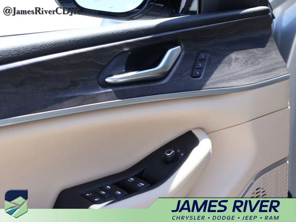 Used 2022 Silver Jeep 4xe image 22